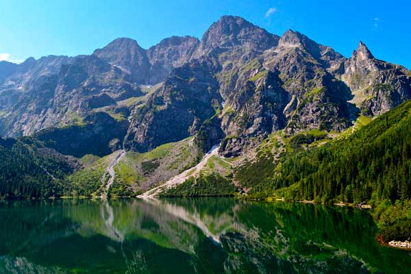 Lago y montañas de Zakopane, una de las excursiones más popurales que hacer desde Cracovia